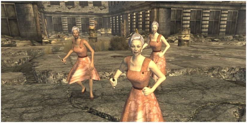 Maud's Muggers attacking the player as they leave a store