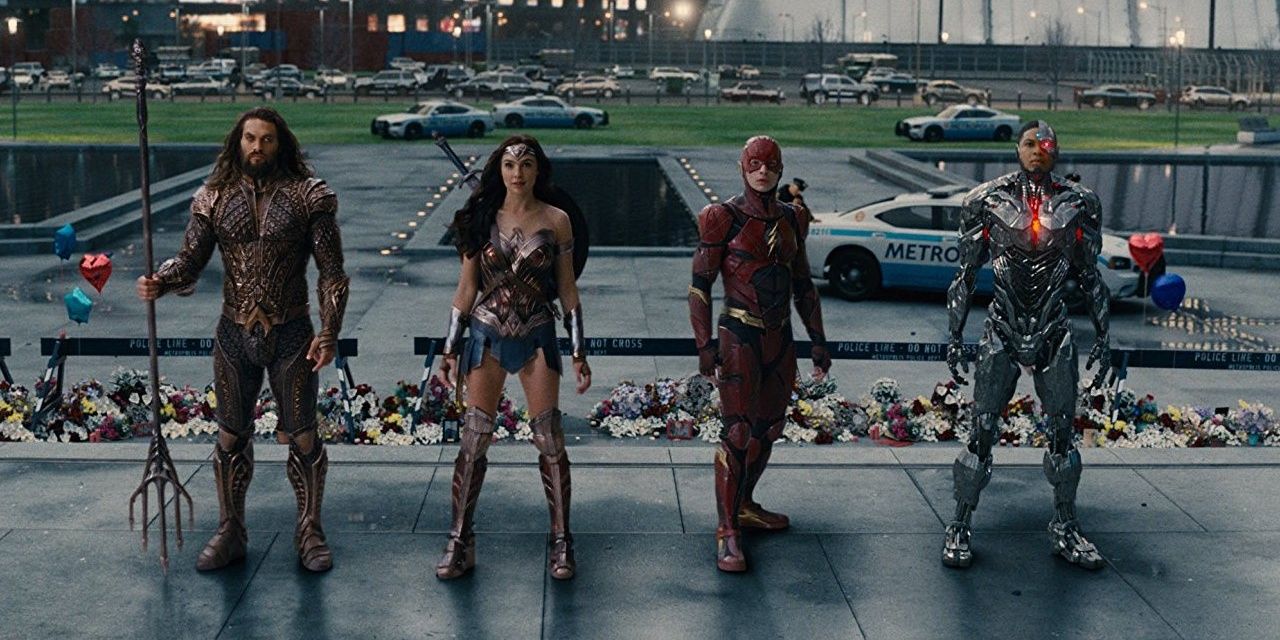 aquaman wonder woman the flash cyborg stand together while looking at superman in Justice League