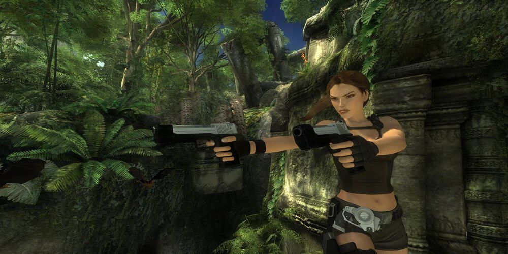 Lara pointing guns in Underworld