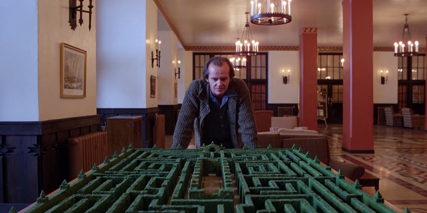 Джек Николсон смотрит на миниатюрный лабиринт из живой изгороди в «Сиянии».