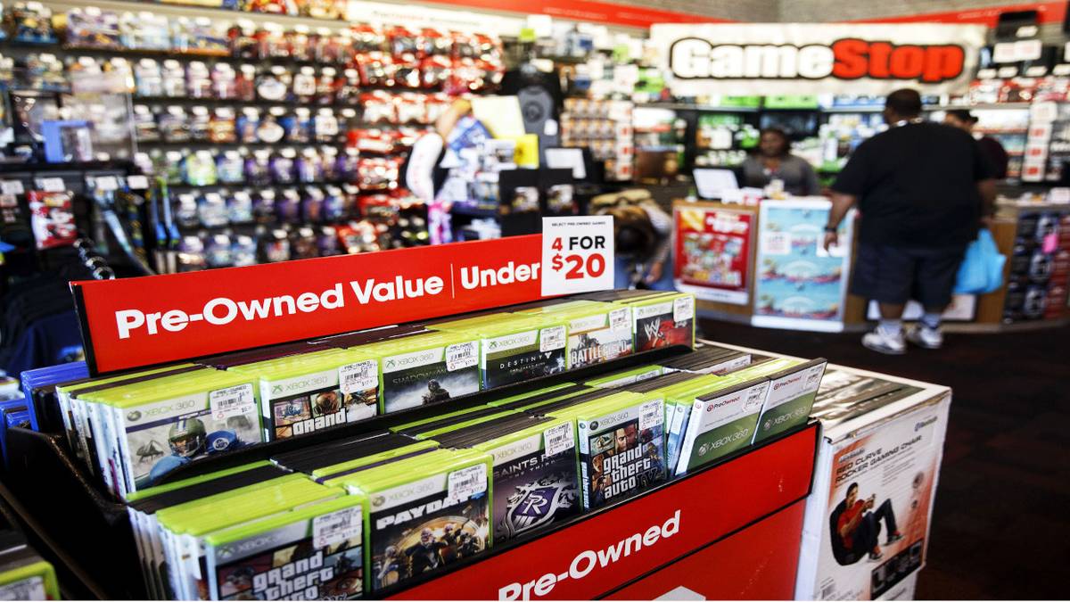 gamestop-interior-display
