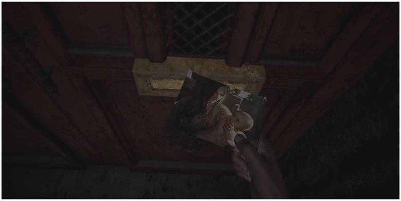 Resident Evil Village Using The Family Photo To Enter Donna Beneviento's Manor