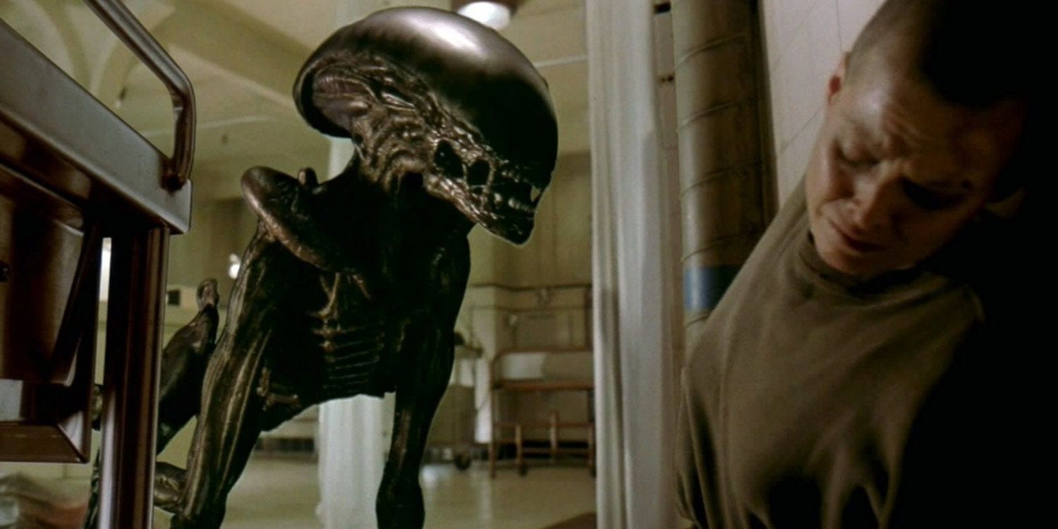 Sigourney Weaver as Ripley with a xenomorph dog in Alien 3