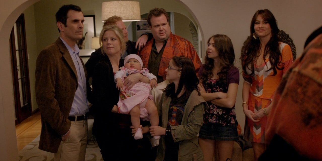 The family gathers around Lily in the Modern Family pilot
