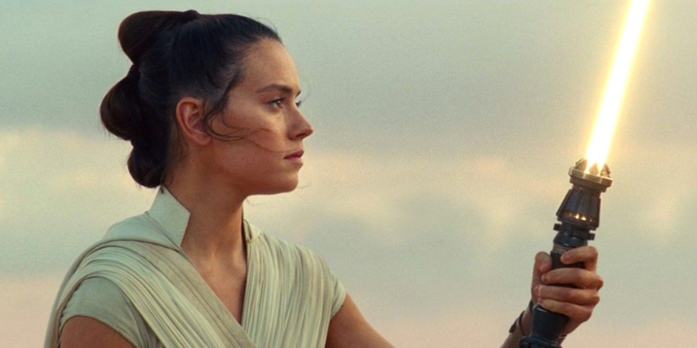 Daisy Ridley Rey Star Wars Rise of Skywalker Lightsaber