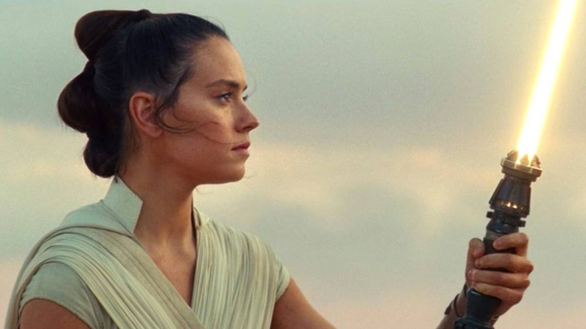 Daisy Ridley Rey Star Wars Rise of Skywalker lightsaber