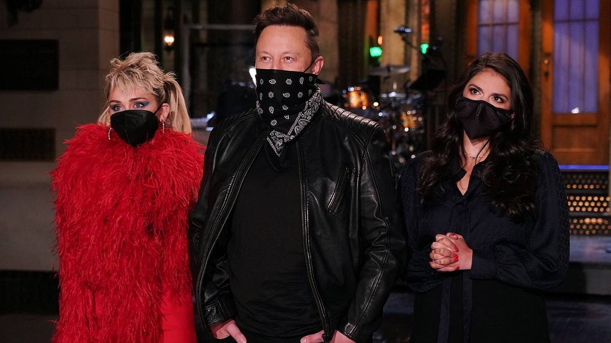 Elon Musk wearig a mask as he appears on Saturday Night Live.