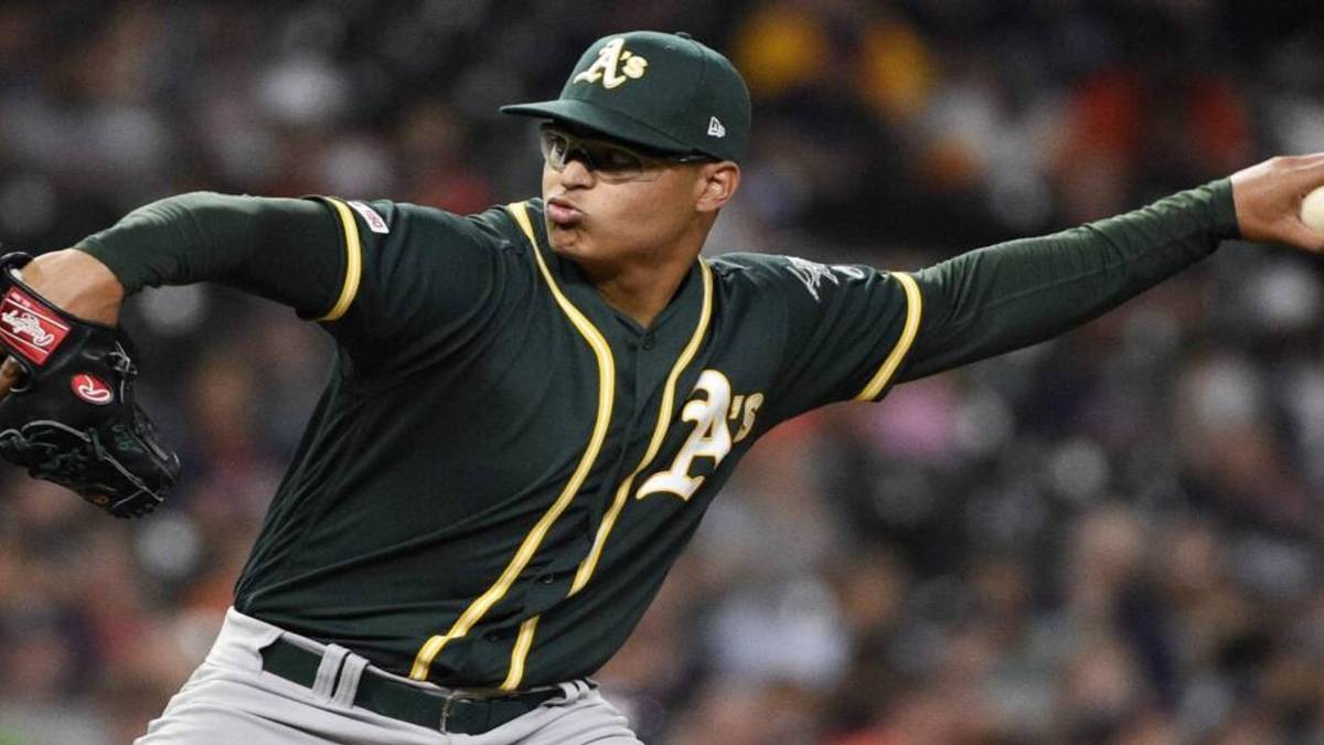 jesus luzardo pitching