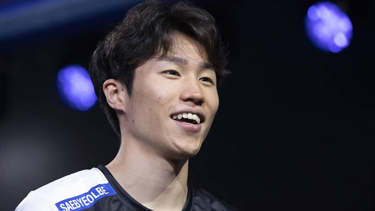 korean overwatch pro saebyeolbe headshot esports event