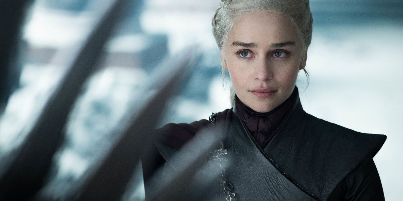 Daenerys Targaryen (Emilia Clarke) in Game of Thrones in front of the iron throne