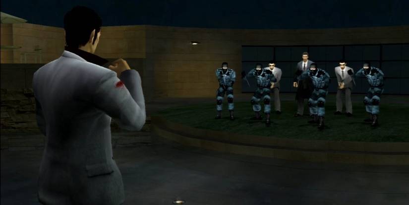 Kazuma Kiryu approaching a group of enemies in Yakuza
