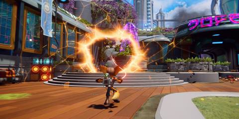 Fighting enemies in Ratchet and Clank: Rift Apart