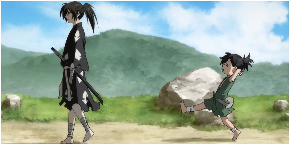 Một cậu bé đi sau một samurai.