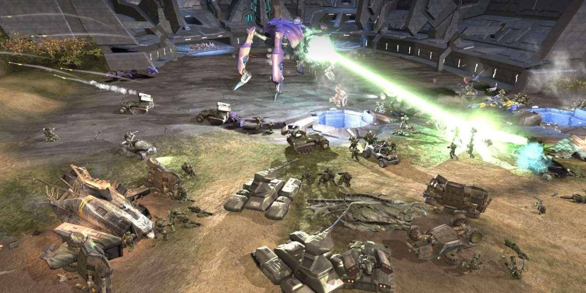 Подразделения ККОН сражаются со скарабеем Ковенанта в Halo Wars