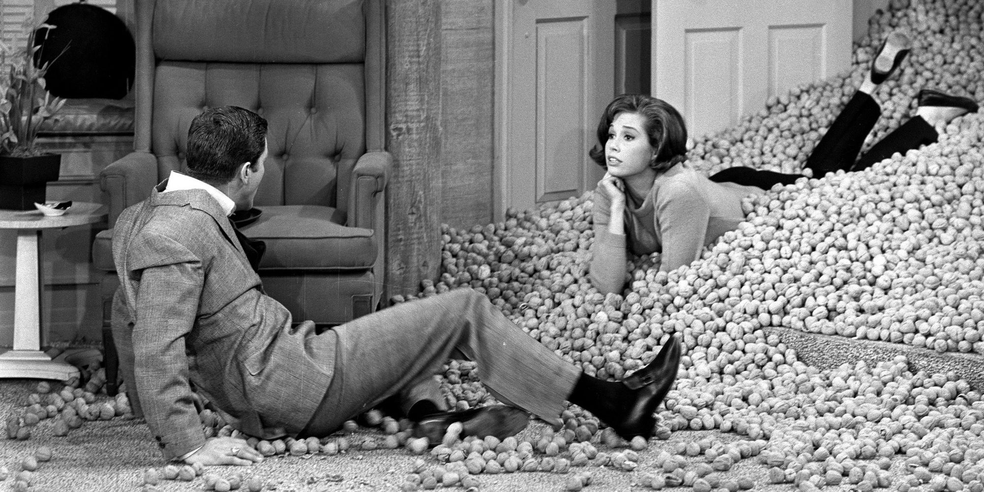 Rob and Laura with a ton of walnuts in The Dick Van Dyke Show