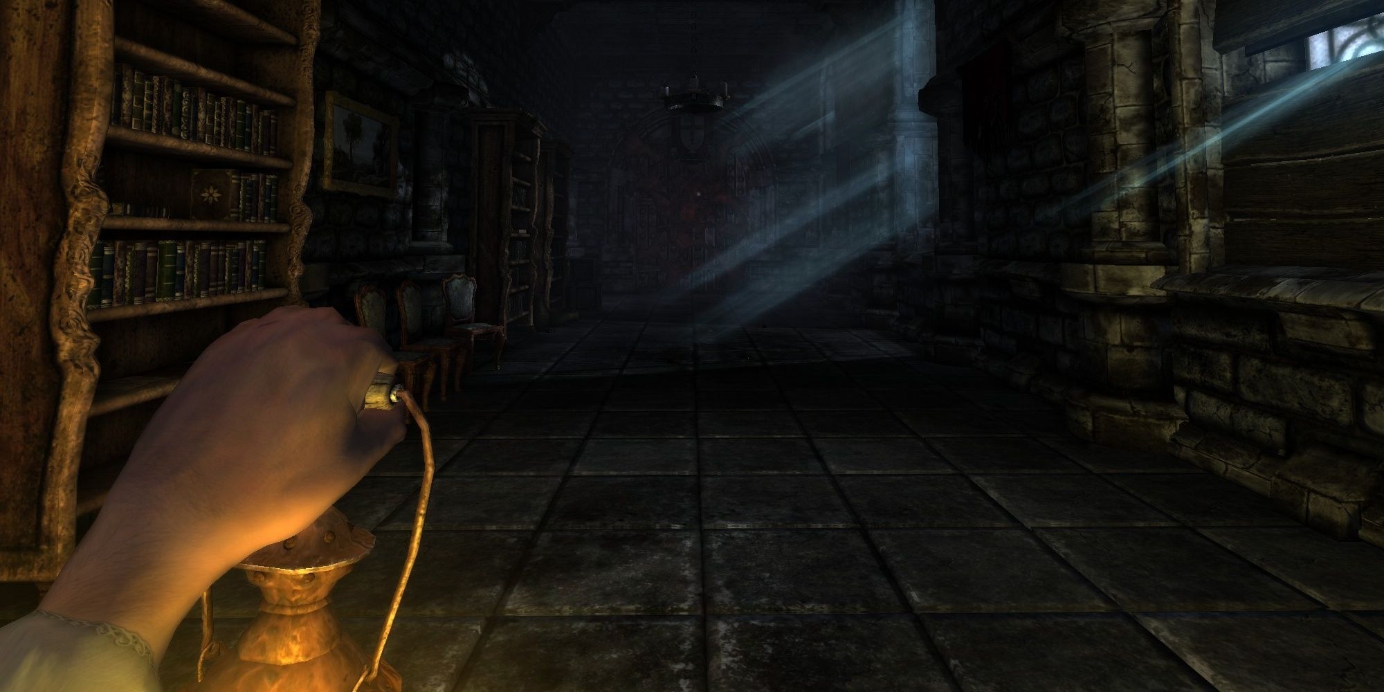 амнезия темный спуск, Даниэль держит фонарь в залитом лунным светом коридоре