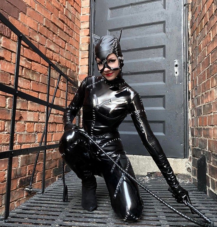 Cosplayer Recreates Catwoman's Suit From Batman Returns