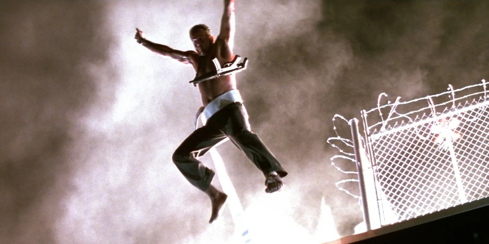 Джон Макклейн прыгает с крыши в «Крепком орешке»