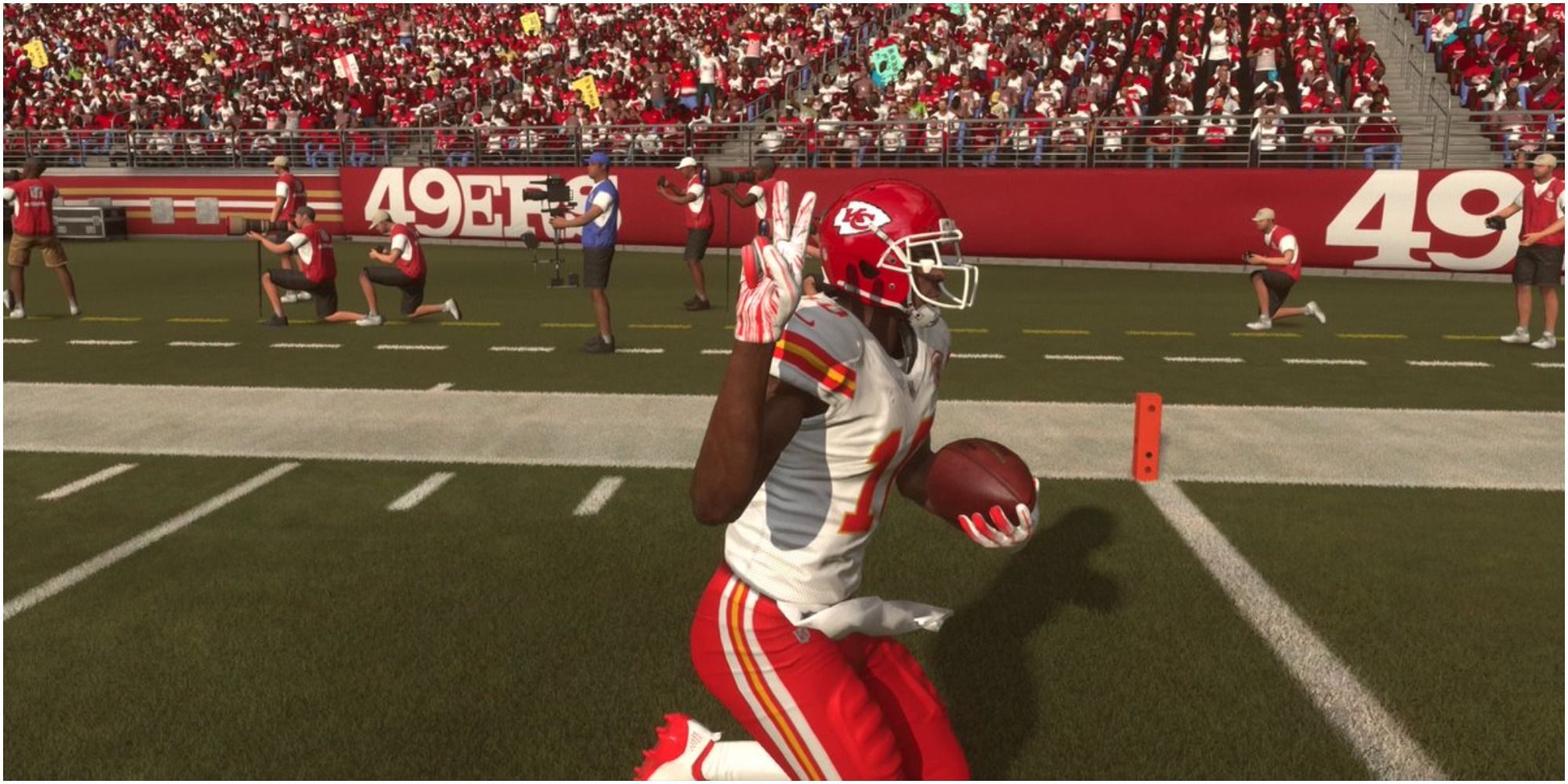Madden NFL 22 Tyreek Hill Throwing Up The Peace Sign In San Francisco