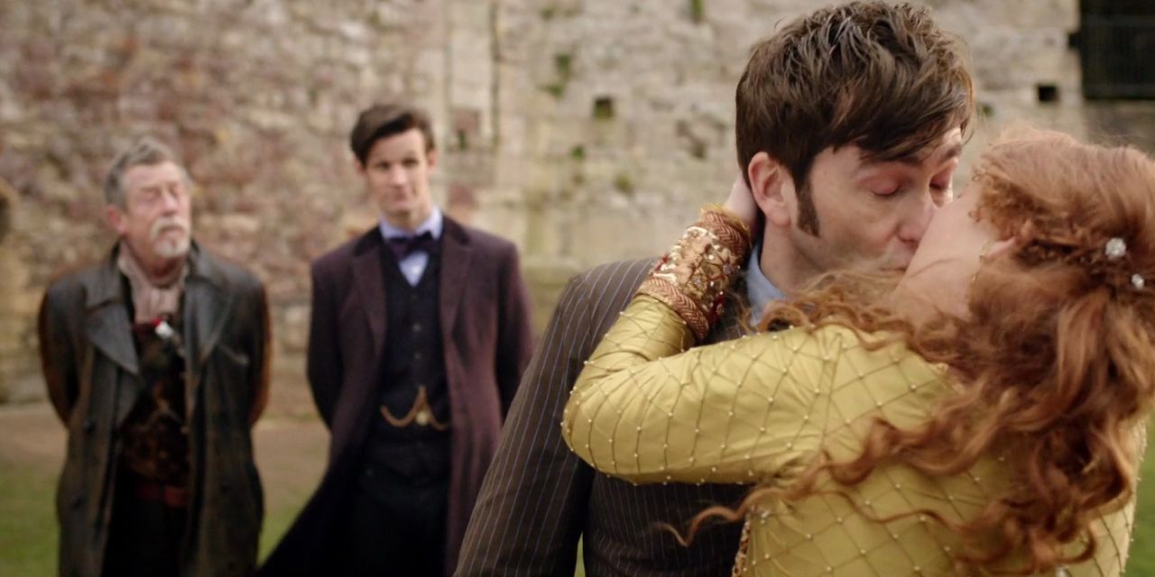 Queen Elizabeth kisses the Doctor in Doctor Who