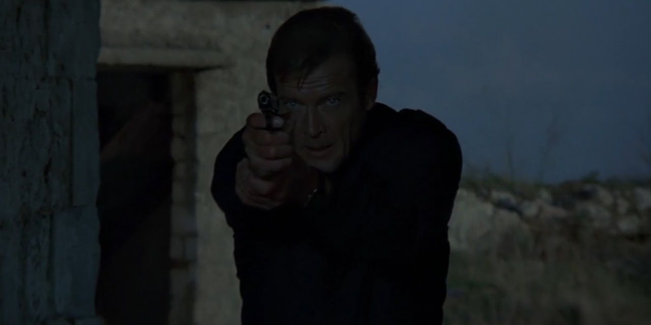 Roger Moore aiming a gun as James Bond in For Your Eyes Only