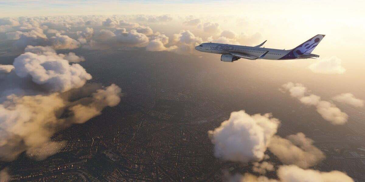 Самолет летит сквозь облака