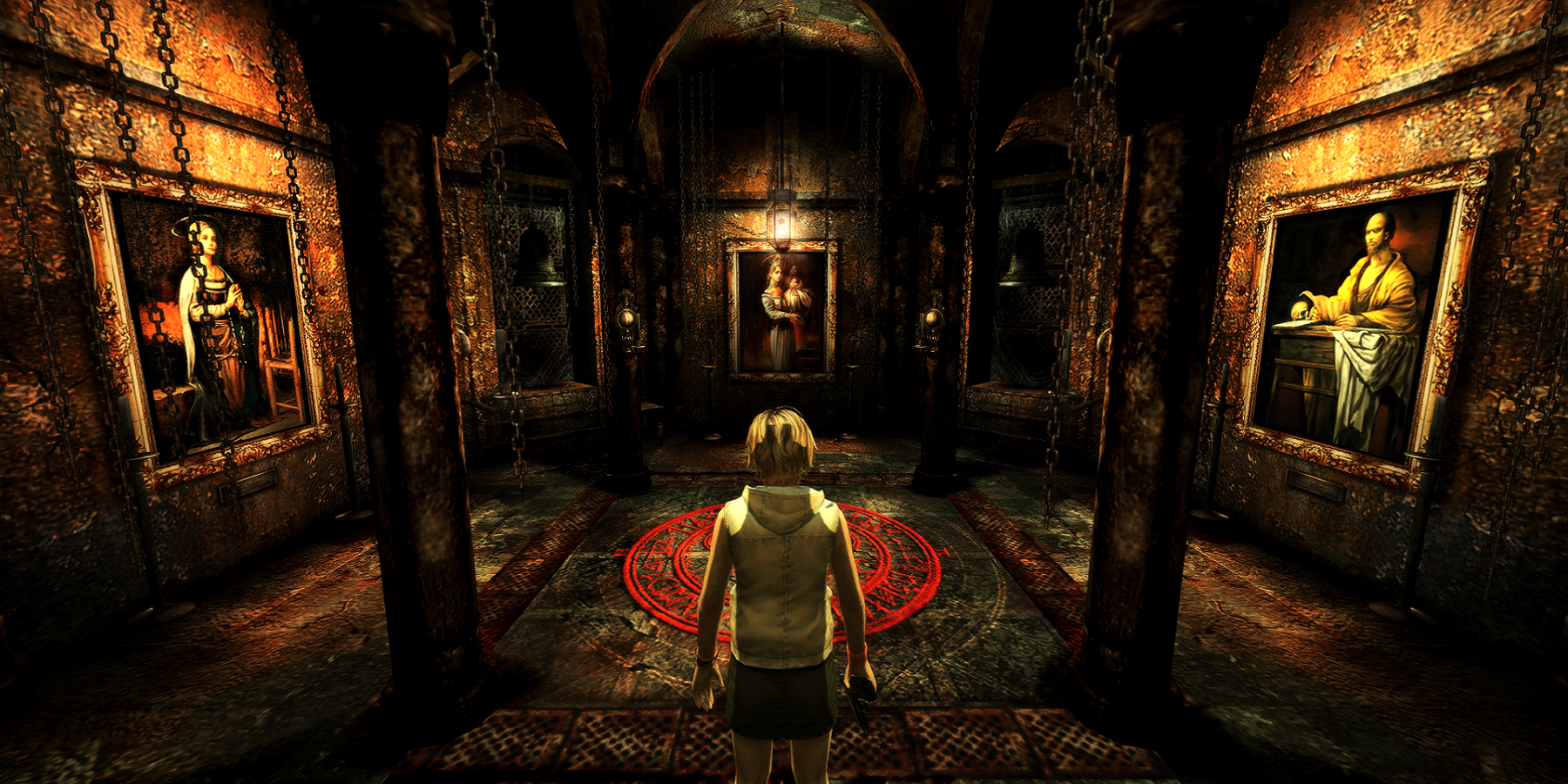 Скриншот из Silent Hill 3, на котором Хизер стоит в жуткой комнате с картинами на стене.