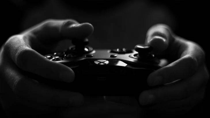 xbox-one-hands-joysticks-729x410