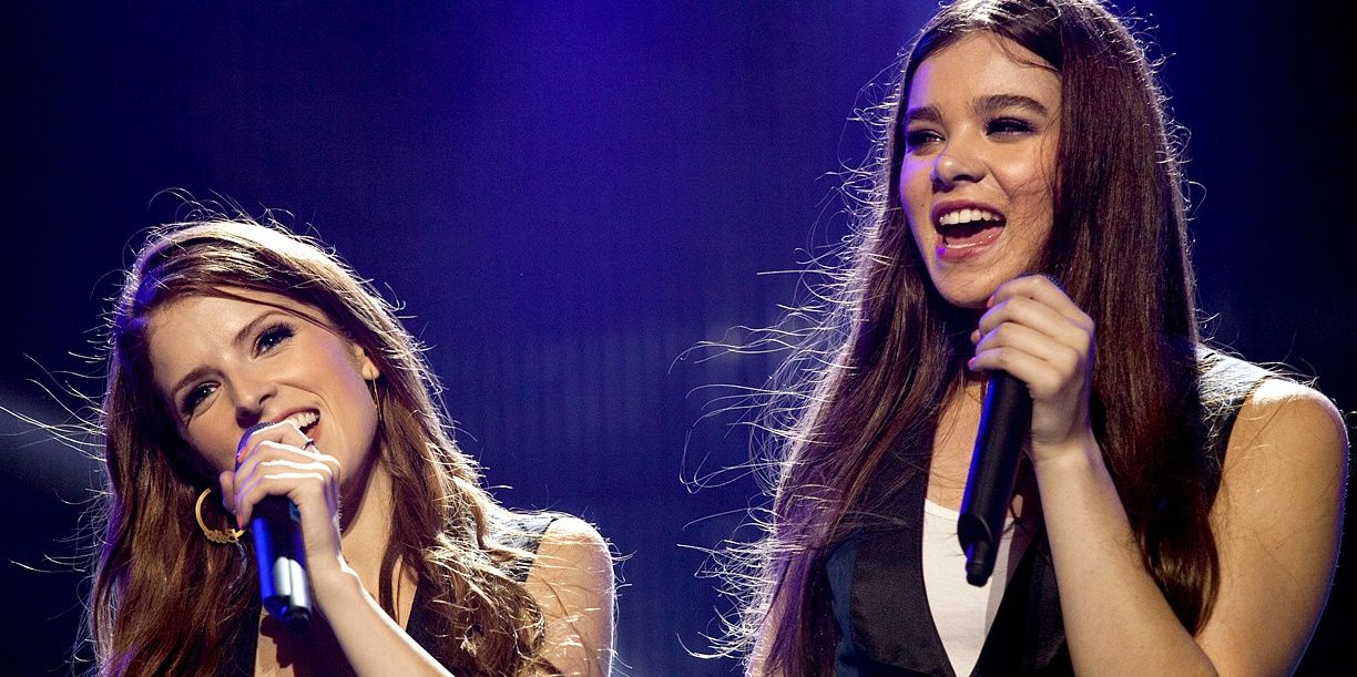 Anna Kendrick and Hailee Steinfeld sing in Pitch Perfect 2