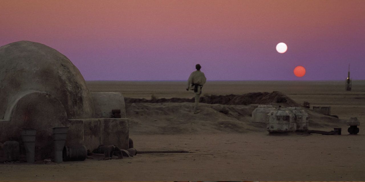 Люк наблюдает за закатом на Татуине в «Звездных войнах»