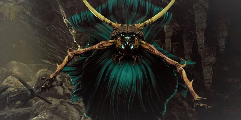 Remnant From The Ashes - Ixillis Looking At The Camera In Its Introduction Cutscene