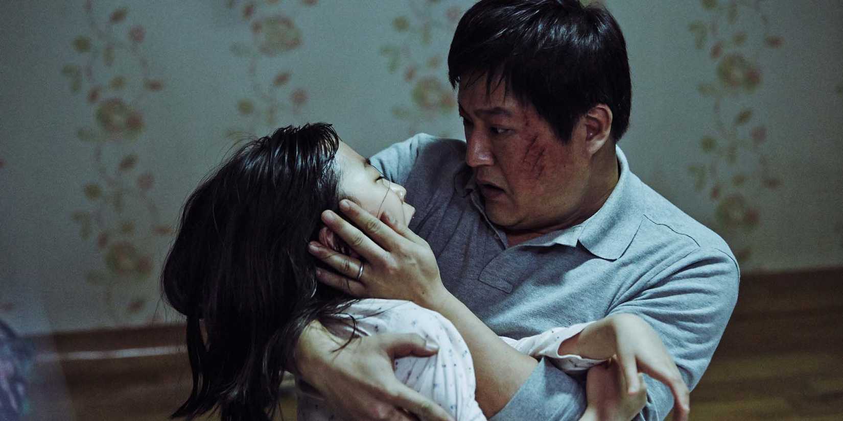 Jong-goo cradling his daughter in Amazon Prime's The Wailing