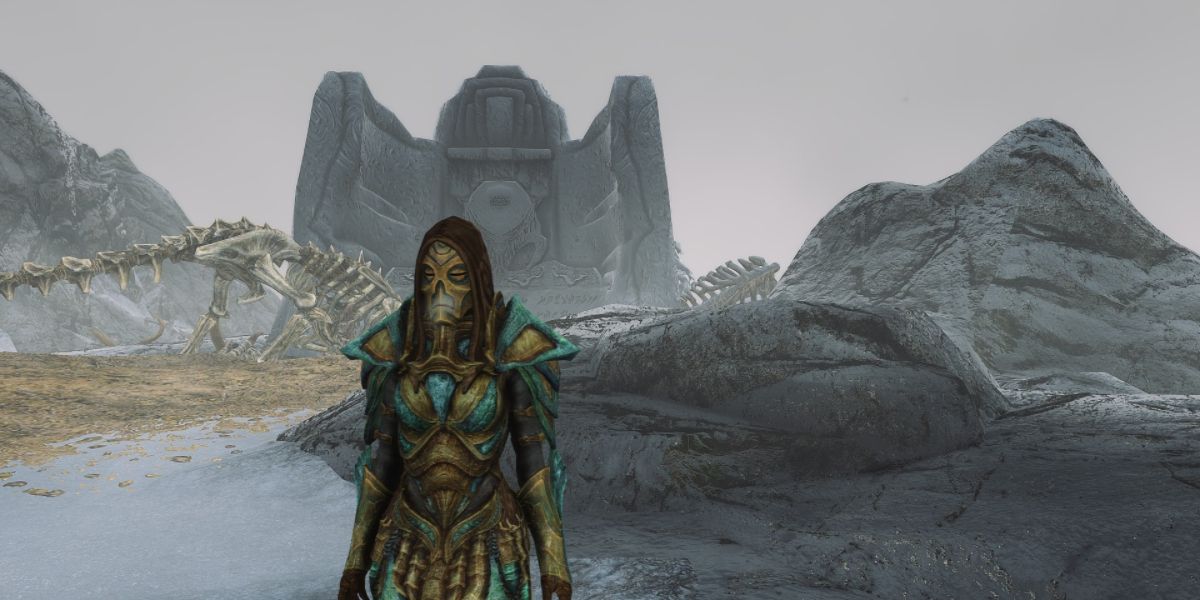 a female Dragonborn wearing the Krosis mask in Skyrim
