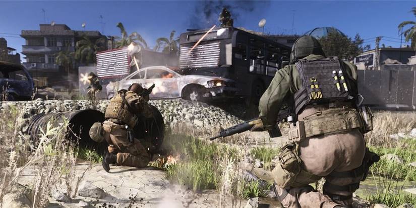 two operators using cover in Call Of Duty Warzone