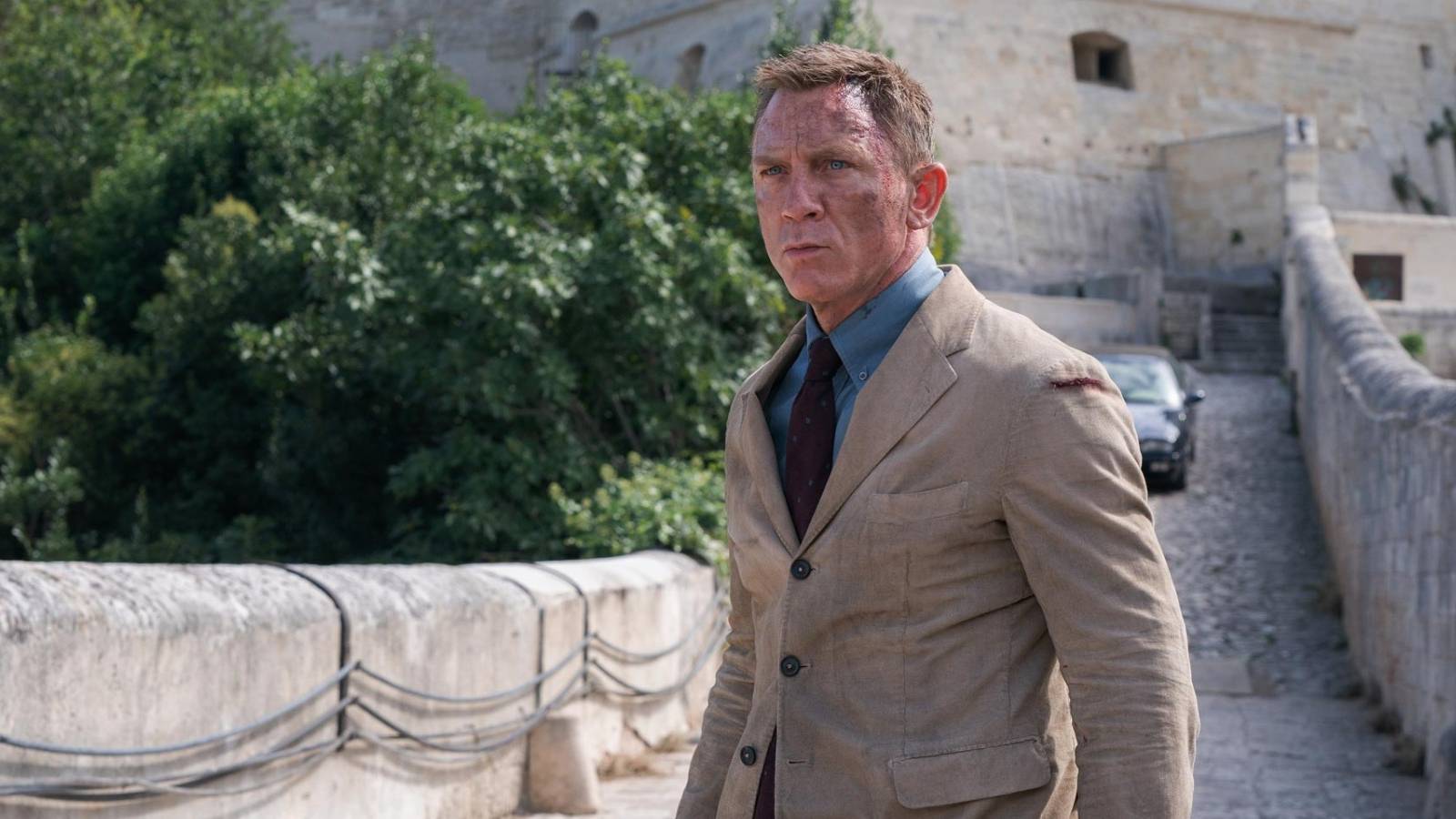 beat up James Bond Daniel craig No Time to Die