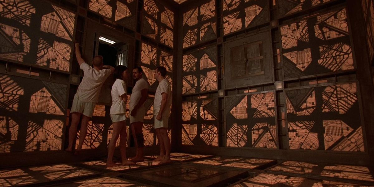 Группа фильмов ужасов Cube стоит у двери