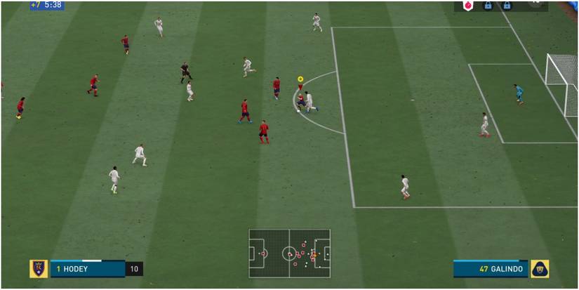 FIFA 22 Cutting Off The Ball Handler For A Steal