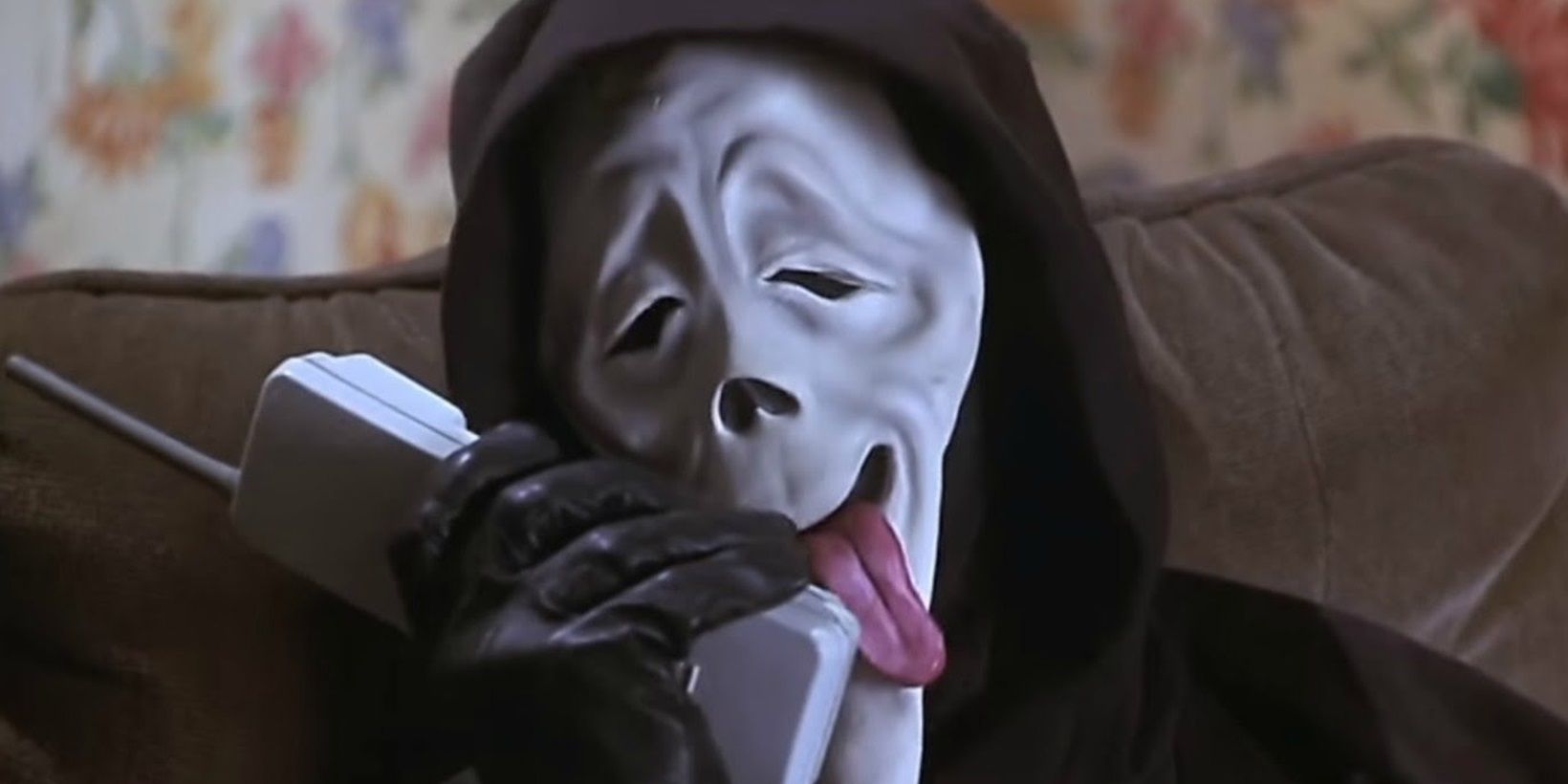 Ghostface разговаривает по телефону в фильме «Очень страшное кино»