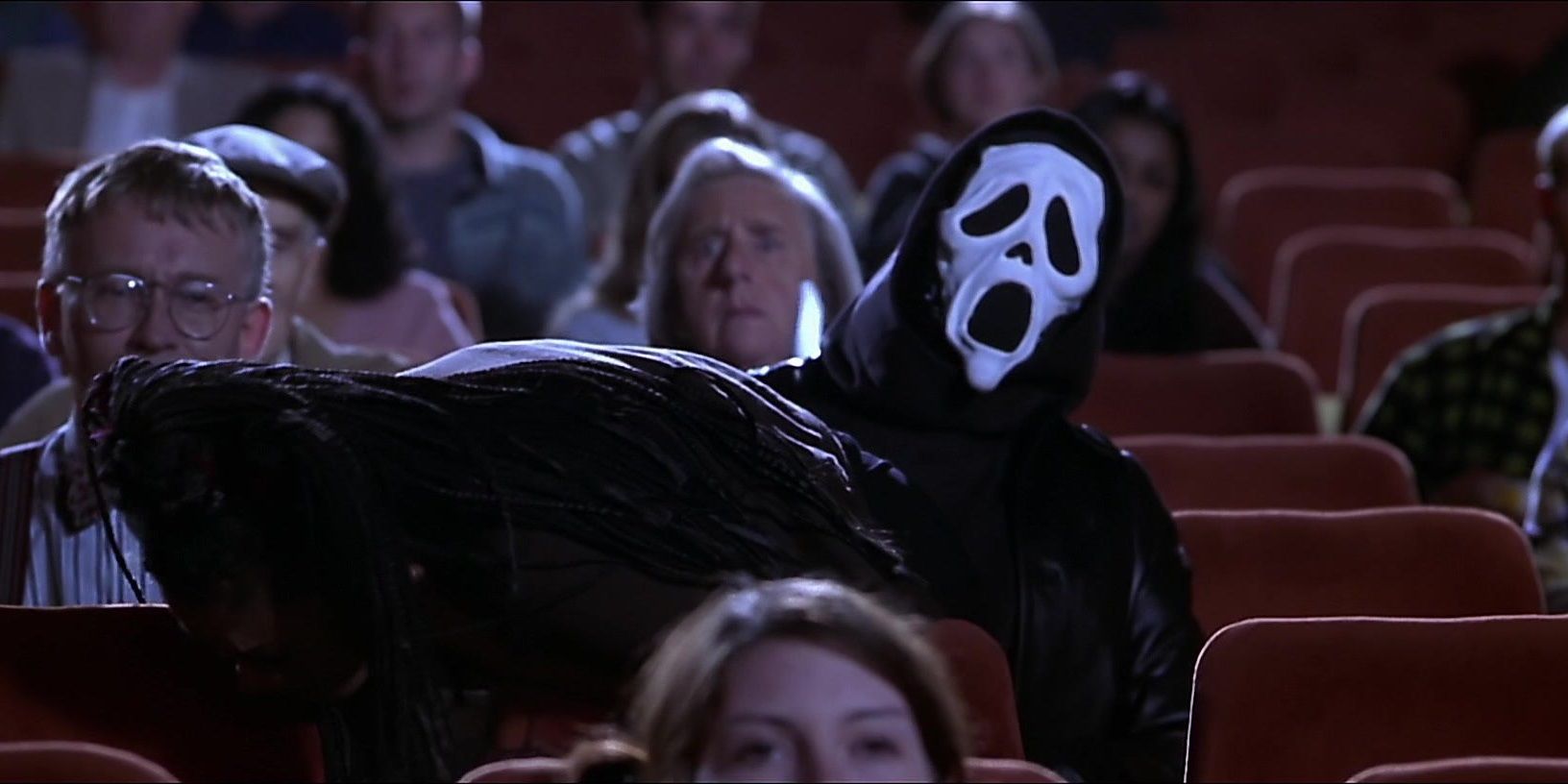 Призрачное лицо сидит в кинотеатре в фильме "Очень страшное кино"