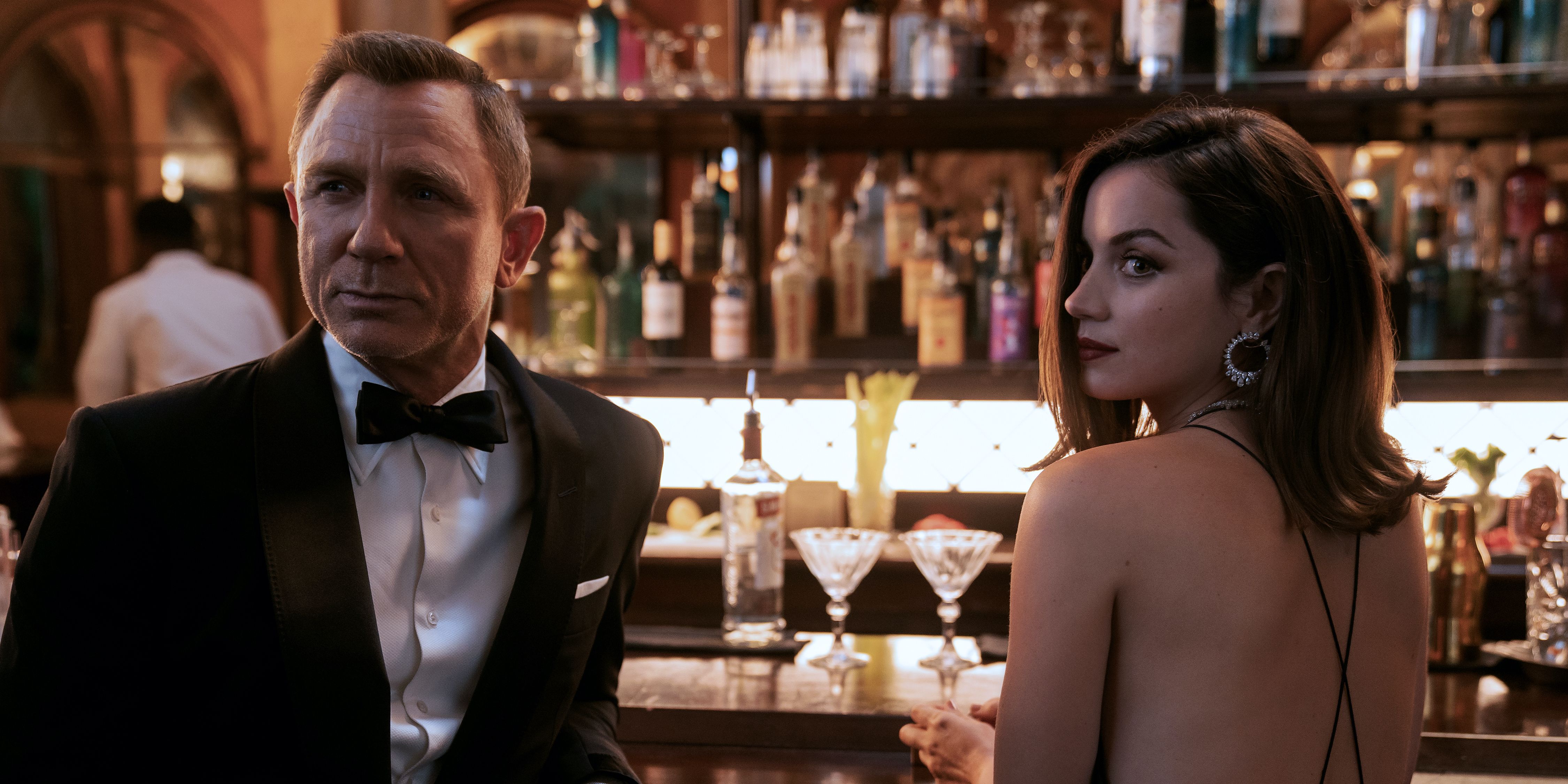  Paloma and James Bond share martinis at bar