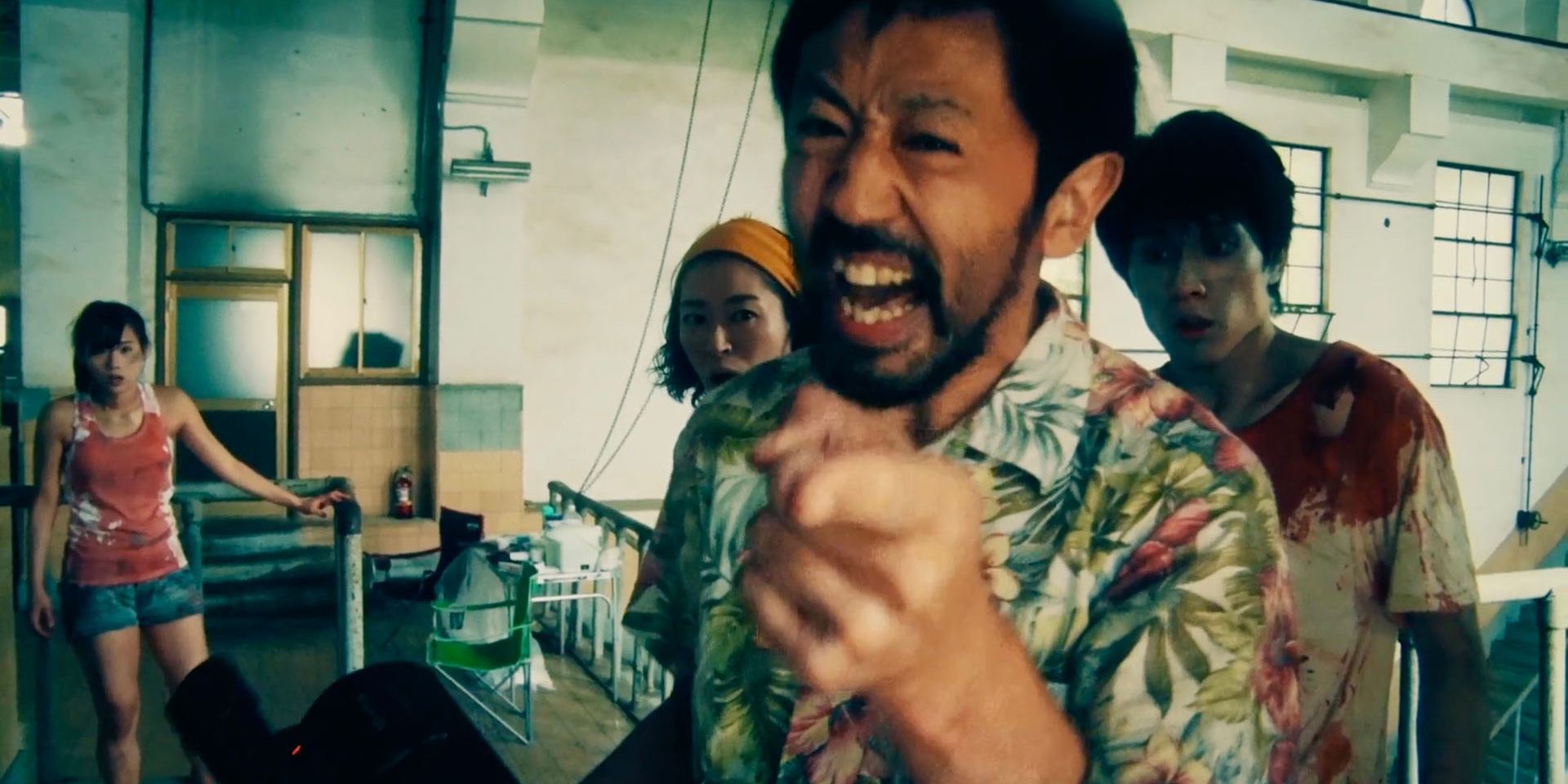 Хигураши предупреждает оператора не прекращать съемку, пока его ошеломленные члены съемочной группы наблюдают за сценой из фильма. 