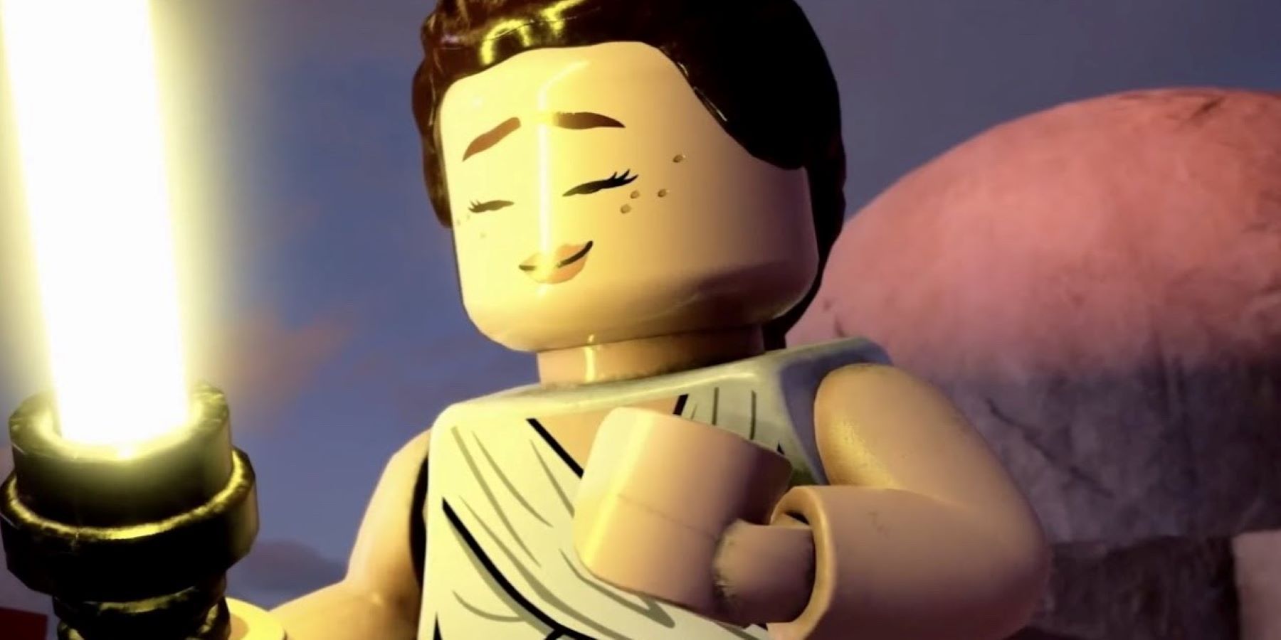 Рей улыбается и держит свой желтый световой меч в конце 9-го эпизода «Звездных войн: Скайуокер. Восход» в LEGO Star Wars: The Skywalker Saga.