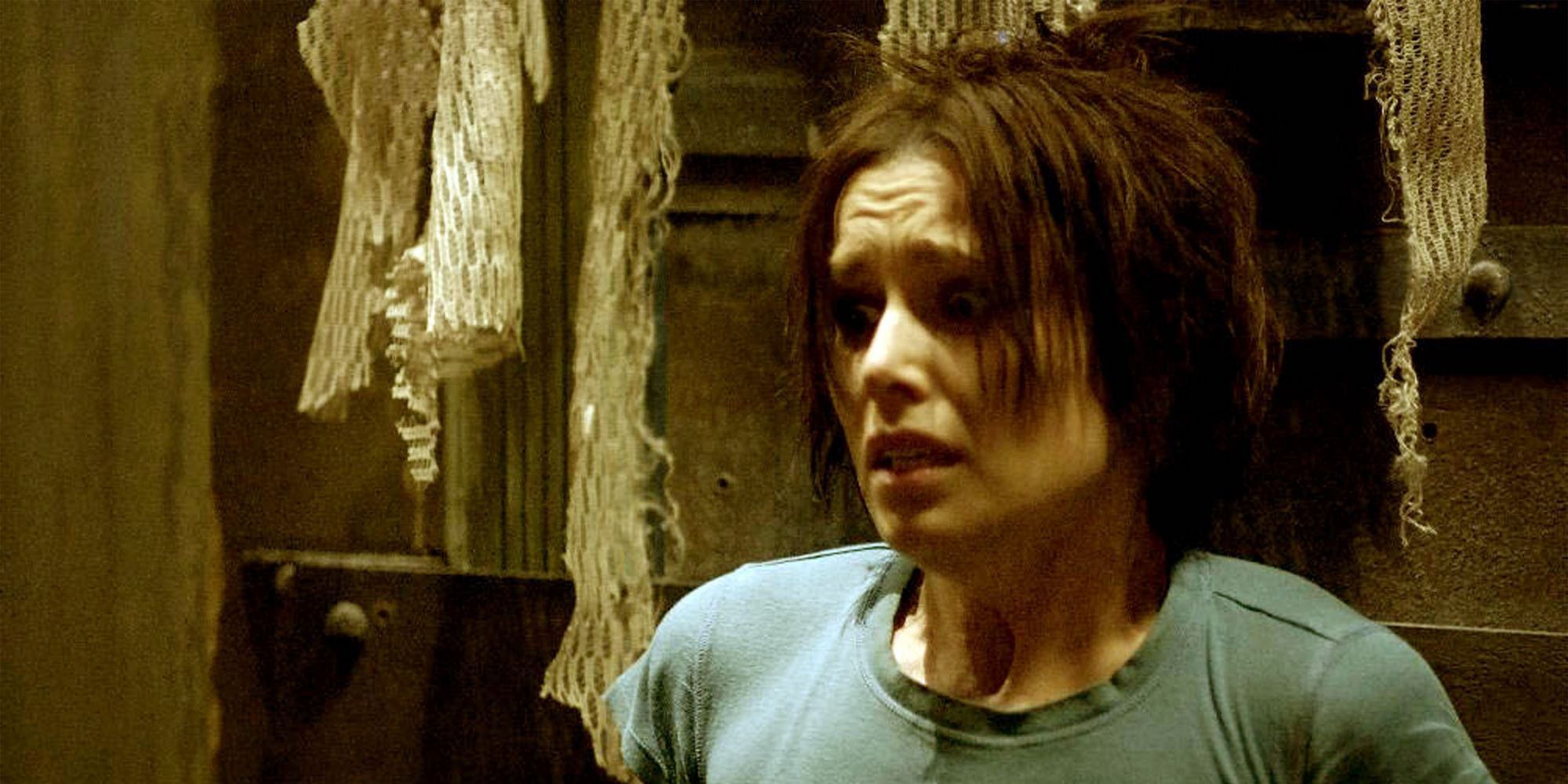 Amanda from Saw II standing by a wall, looking terrified