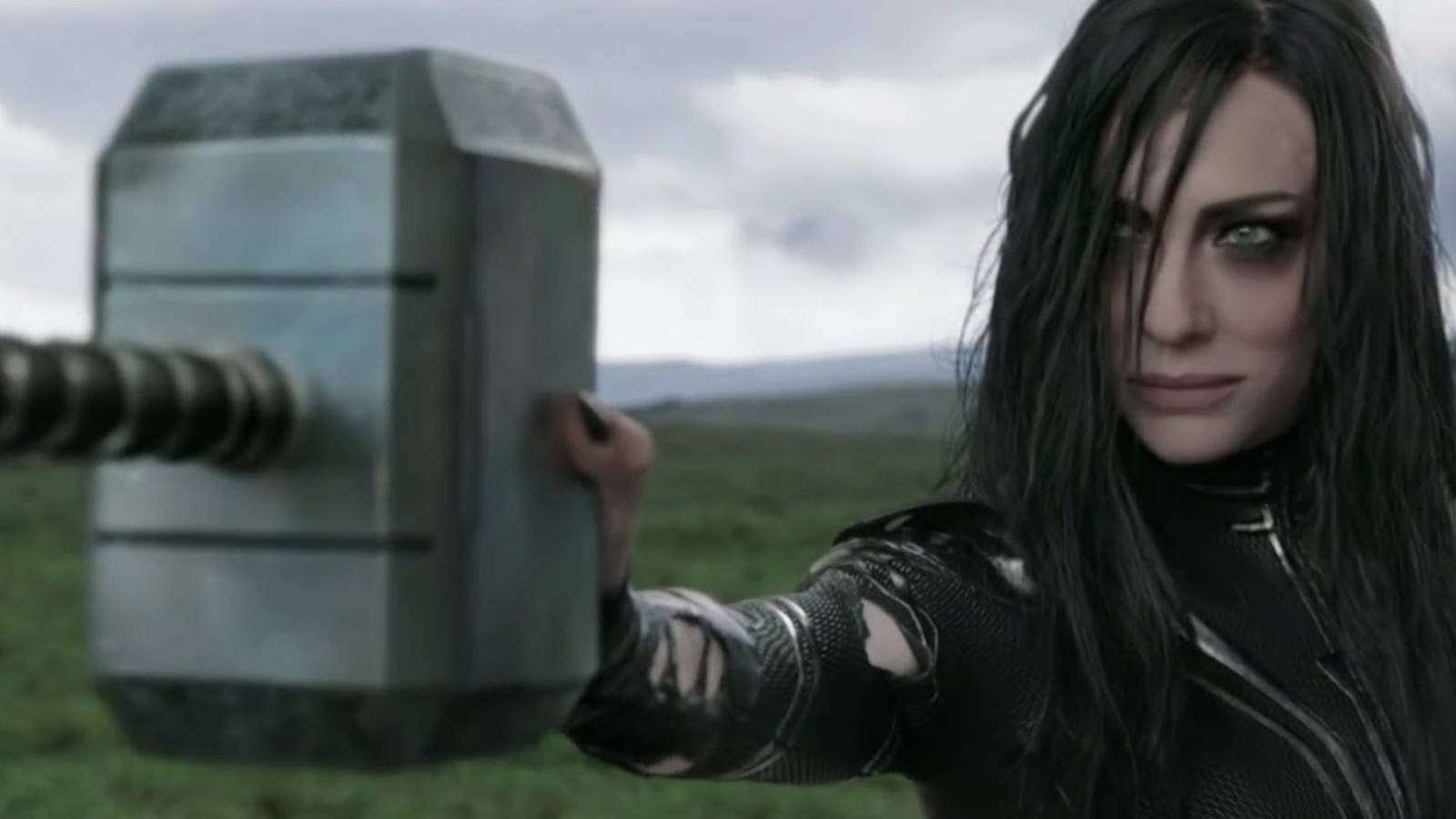 Thor-Ragnarok-Hela-Destroys-Mjolnir