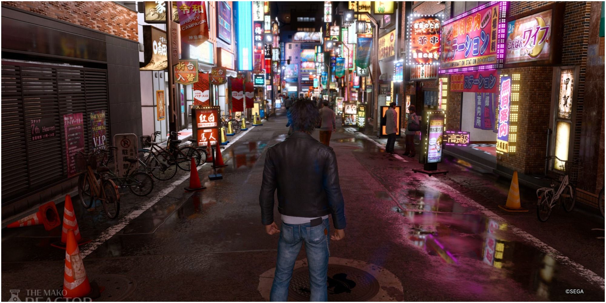 Yagami walking the streets of Kamurocho