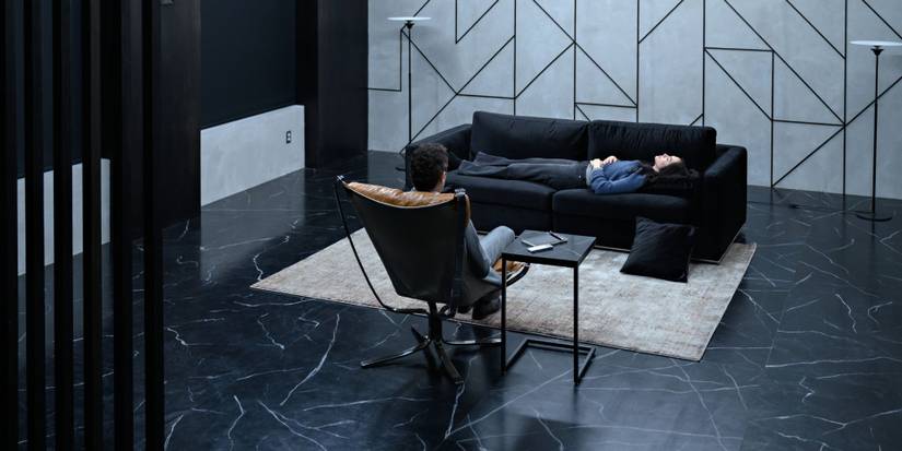 Kate Siegal as Jenn under hypnosis with Dr Meade