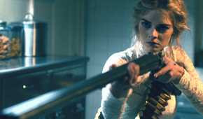 7 Film Horor yang Tayang di Netflix Bulan Ini dan Layak Ditonton 28 Grace holding a gun in Ready or Not