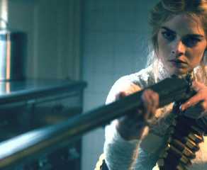 7 Film Horor yang Tayang di Netflix Bulan Ini dan Layak Ditonton 20 Grace holding a gun in Ready or Not