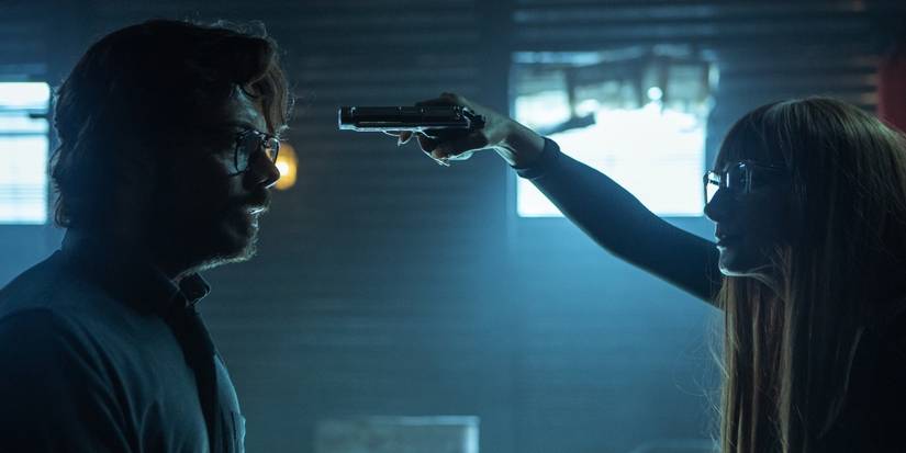 Alicia Sierra holding pistol up to the Professors head