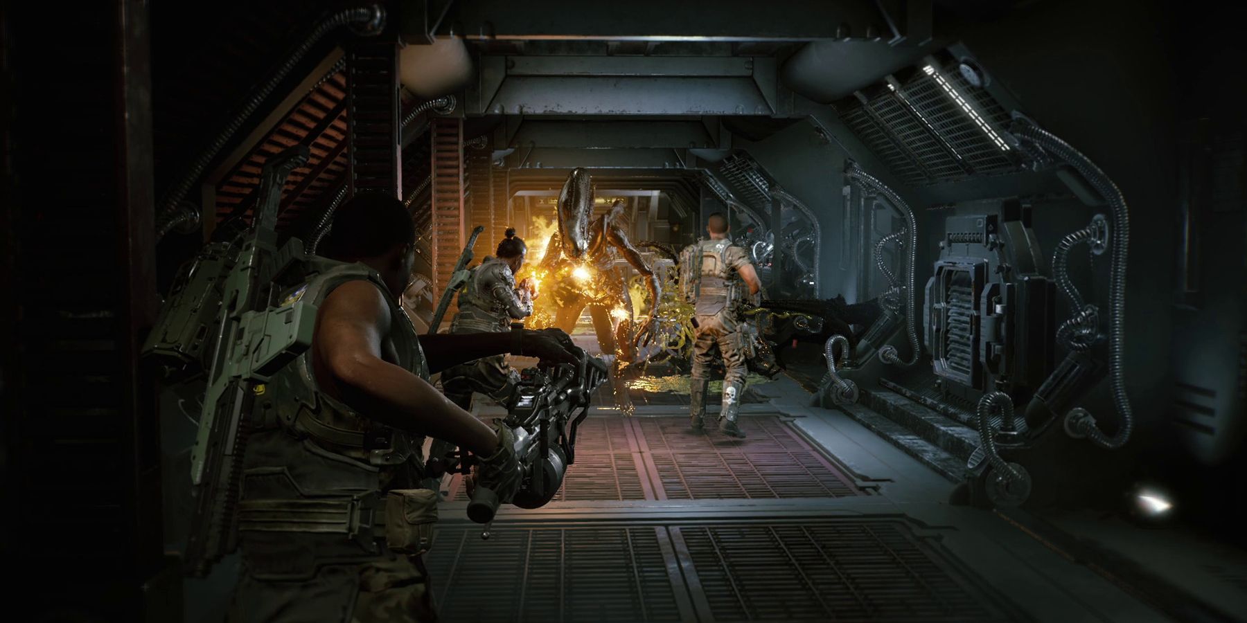 Aliens: Fireteam Elite players fighting a xenomorph